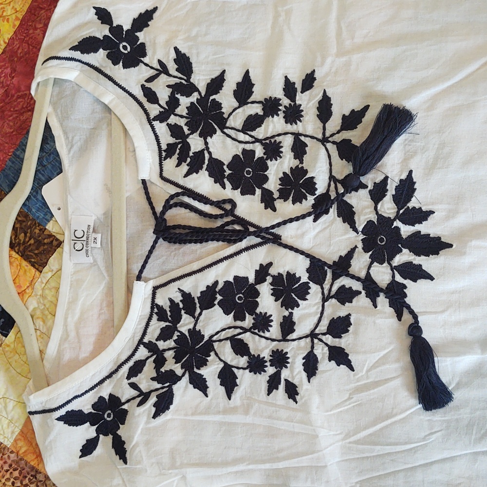 Chic Connections White and Navy 2X Embroidered Women's Top - Picture 2 of 6